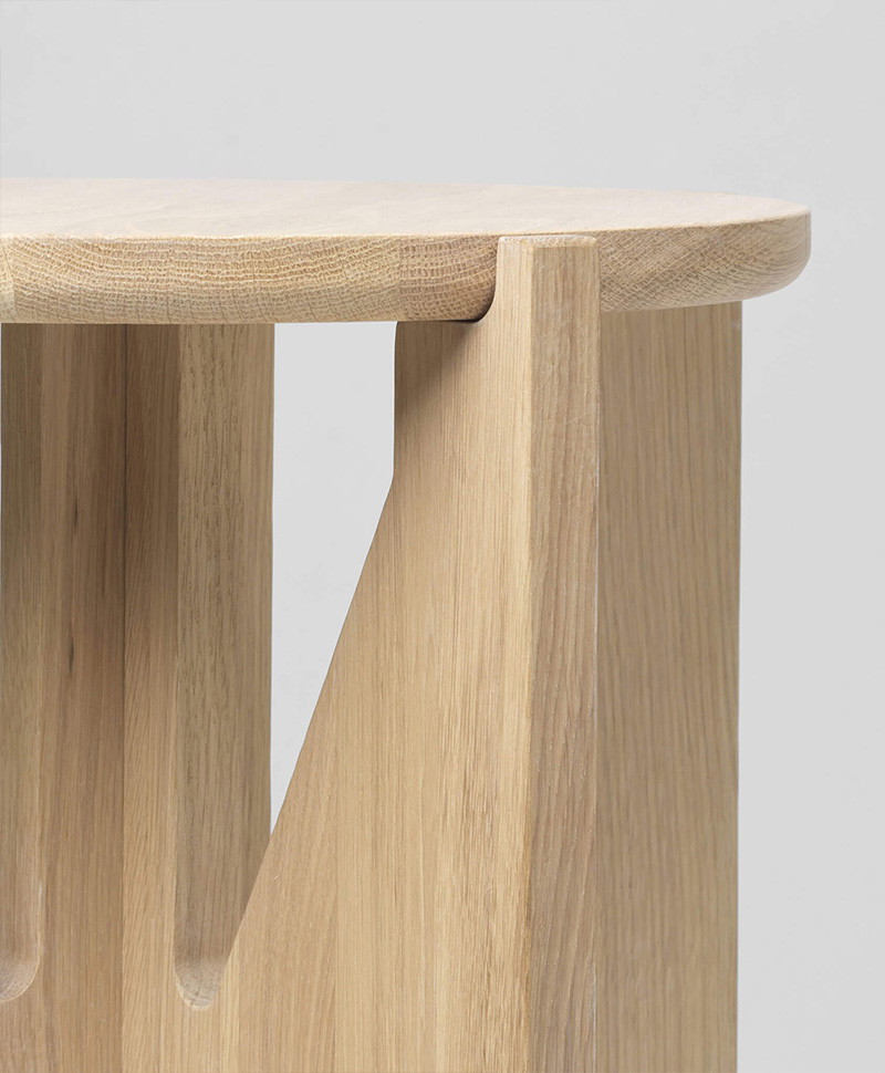 Hier abgebildet ist ein Moodbild des Hocker STOOL OAK von Kristina Dam – im Onlineshop RAUM concept store Hier abgebildet ist ein Moodbild des Hocker STOOL OAK von Kristina Dam – im Onlineshop RAUM concept store