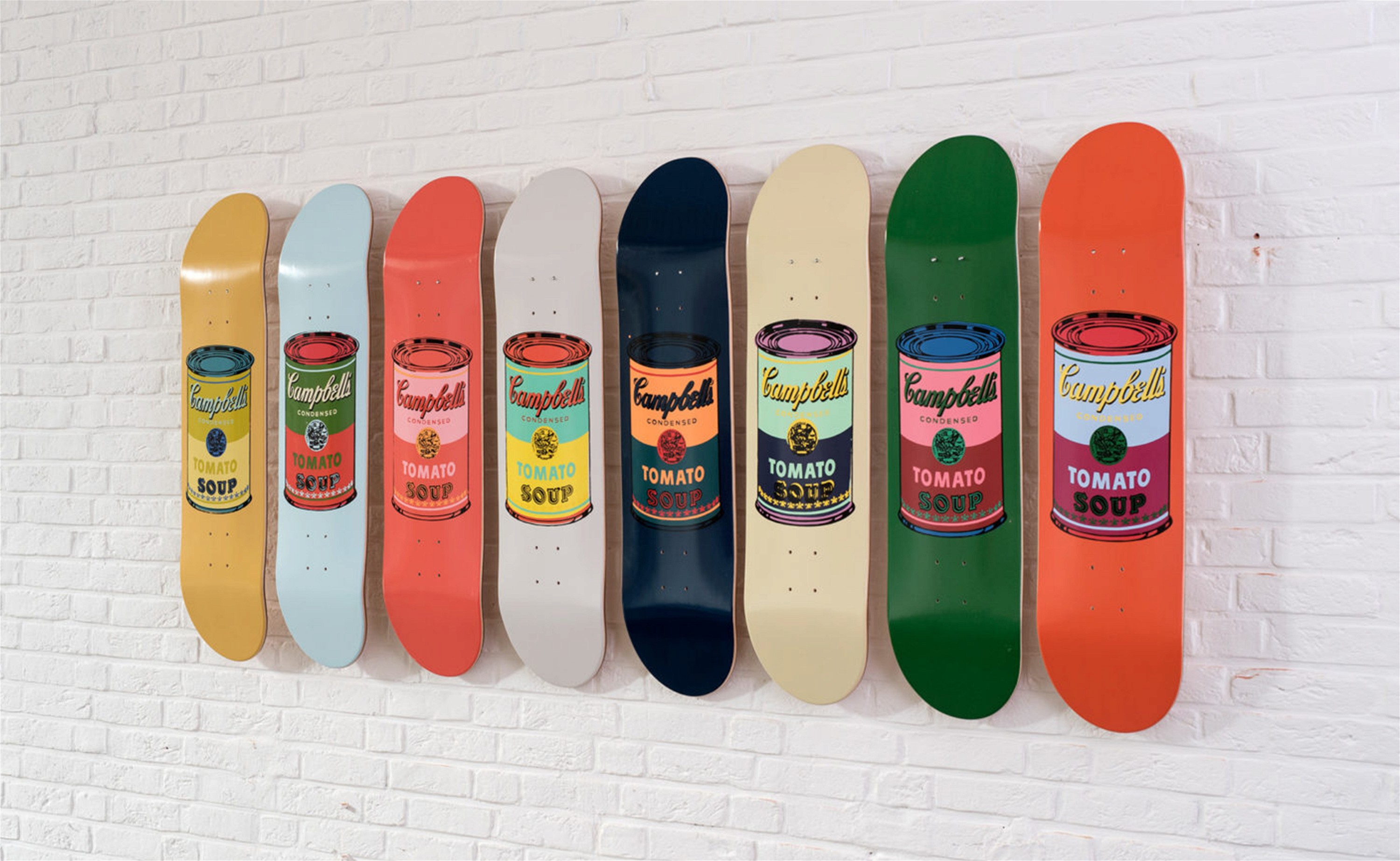 Foto im Bannerformat, dass die Skateboards von The Skateroom mit dem Motiv der Campbell Soup von Andy Warhol zeigt