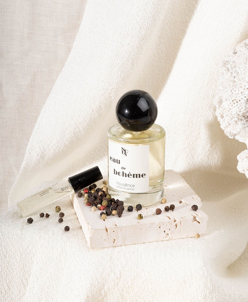 Dieses Moodbild zeigt das Parfum Eau de Boheme von Nousence mit Früchten im RAUM concept store.