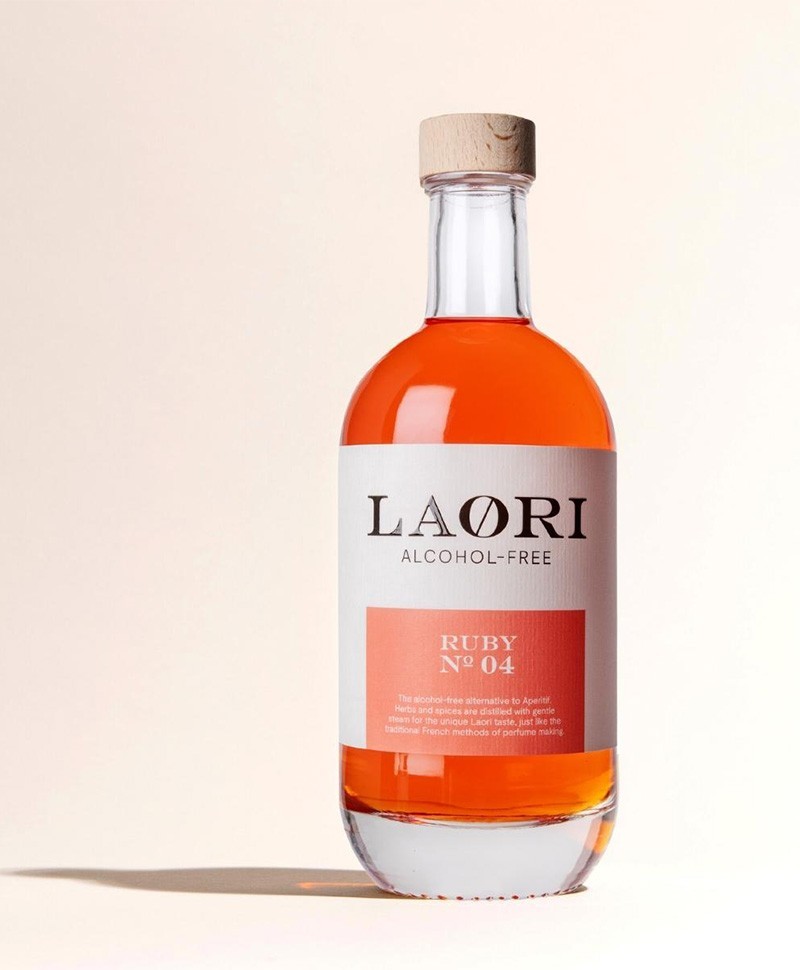 Hier sehen Sie eine 0,5l Flasche alkoholfreien Aperitif – Ruby No. 4 von der Marke LAØRI – RAUM concept store
