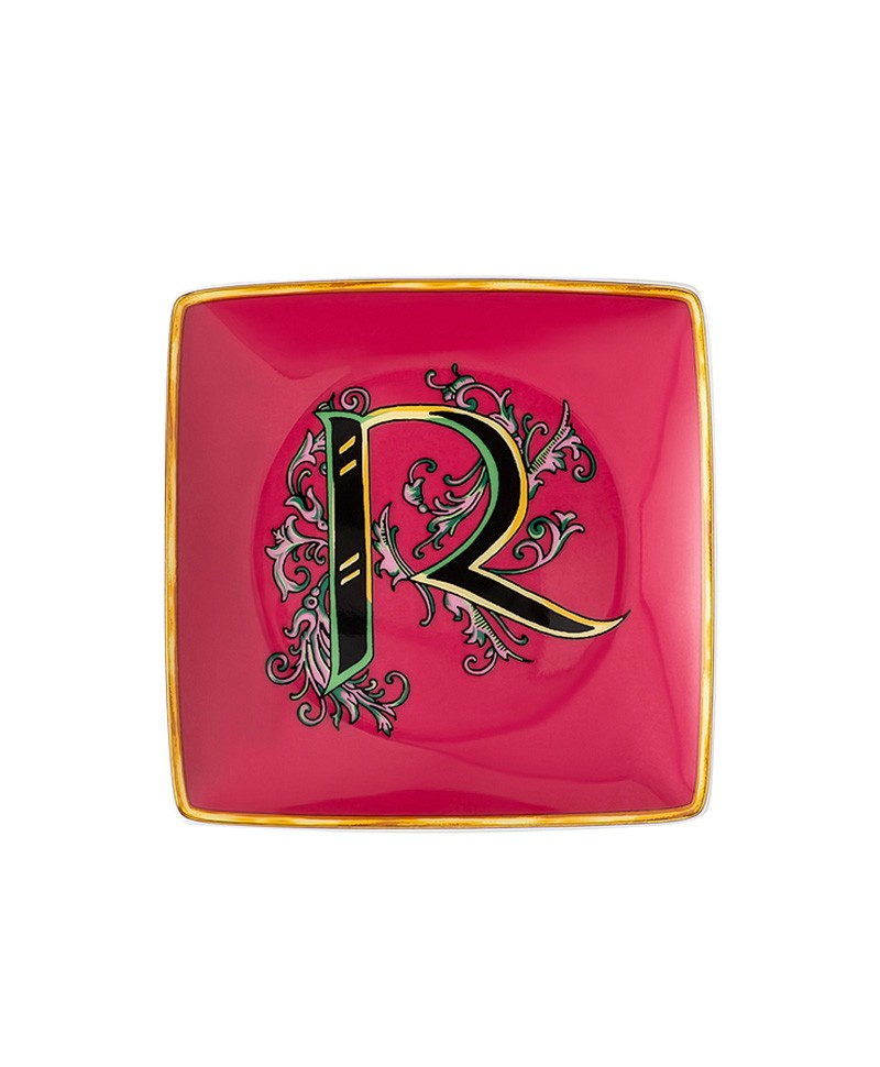 Hier sehen Sie einen Teller mit dem Buchstaben R von der Kollektion Rosenthal x Versace Alphabet - RAUM concept store