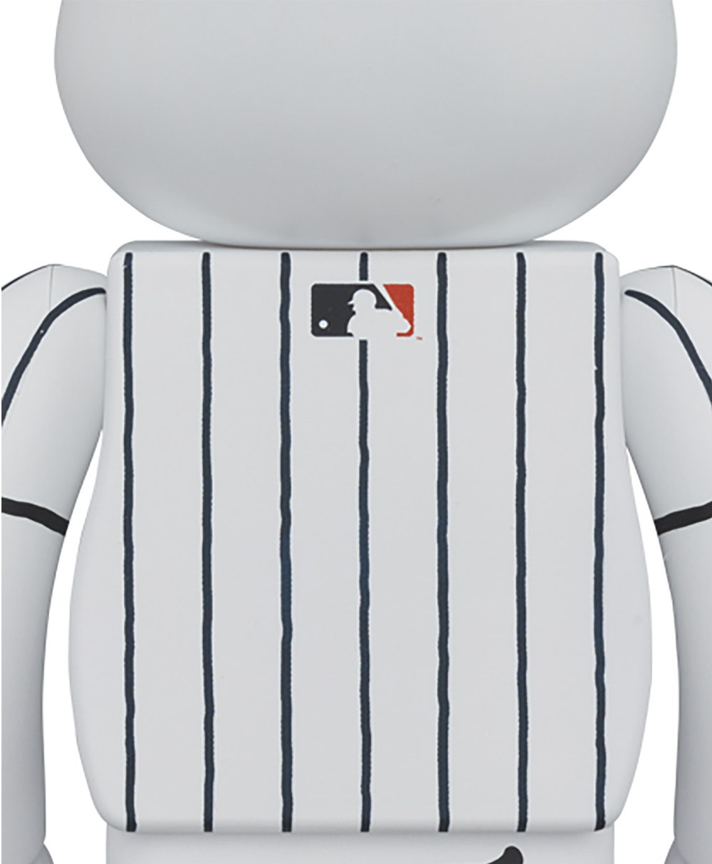 Der Be@rbrick Snoopy hat das Logo der Major League Baseball auf dem Rücken