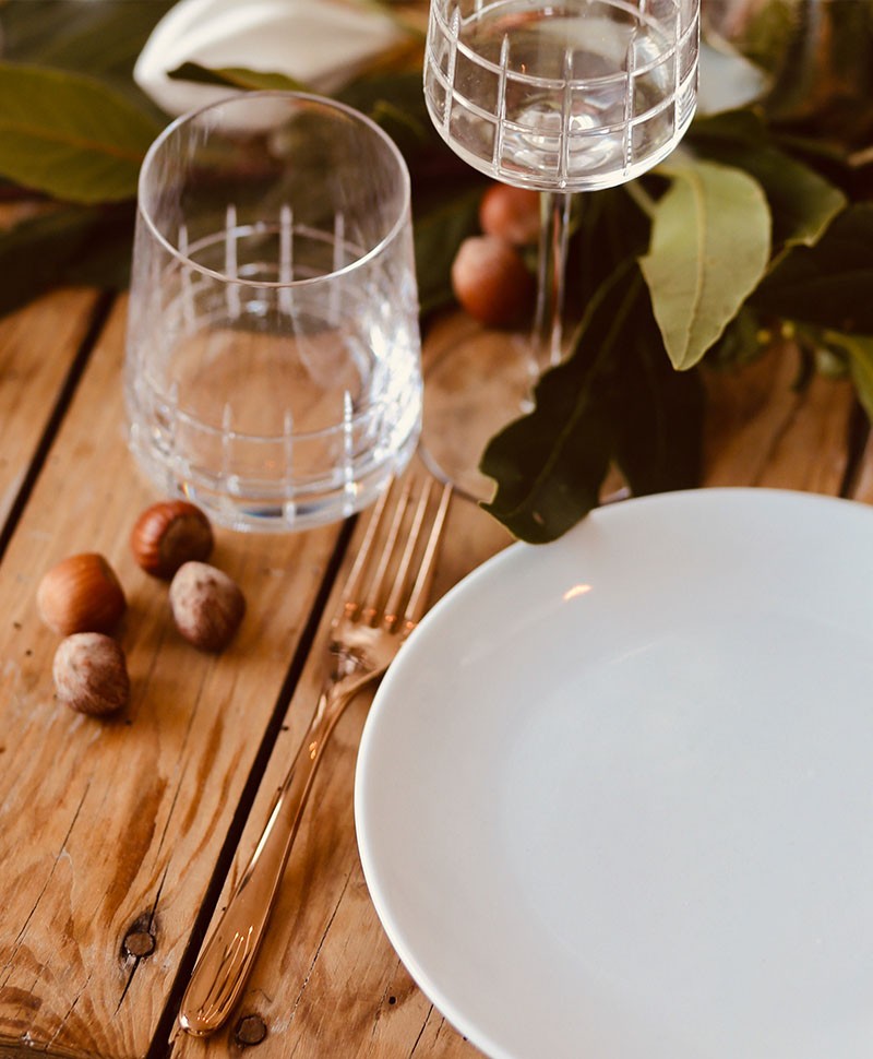 Hier abgebildet ist ein Moodbild des L’Ame de Christofle Cutlery Dinner Fork copper von Christofle – im Onlineshop RAUM concept store