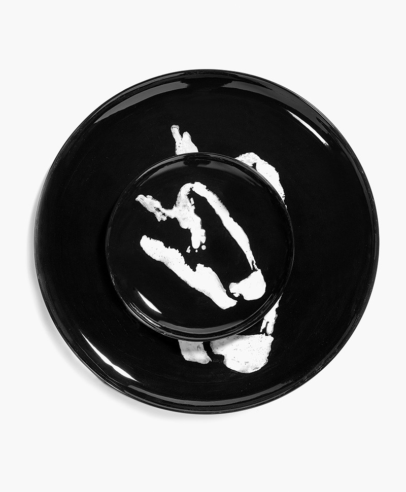 Hier abgebildet die Servierplatte FEAST S in black pepper-white  von Serax - RAUM concept store