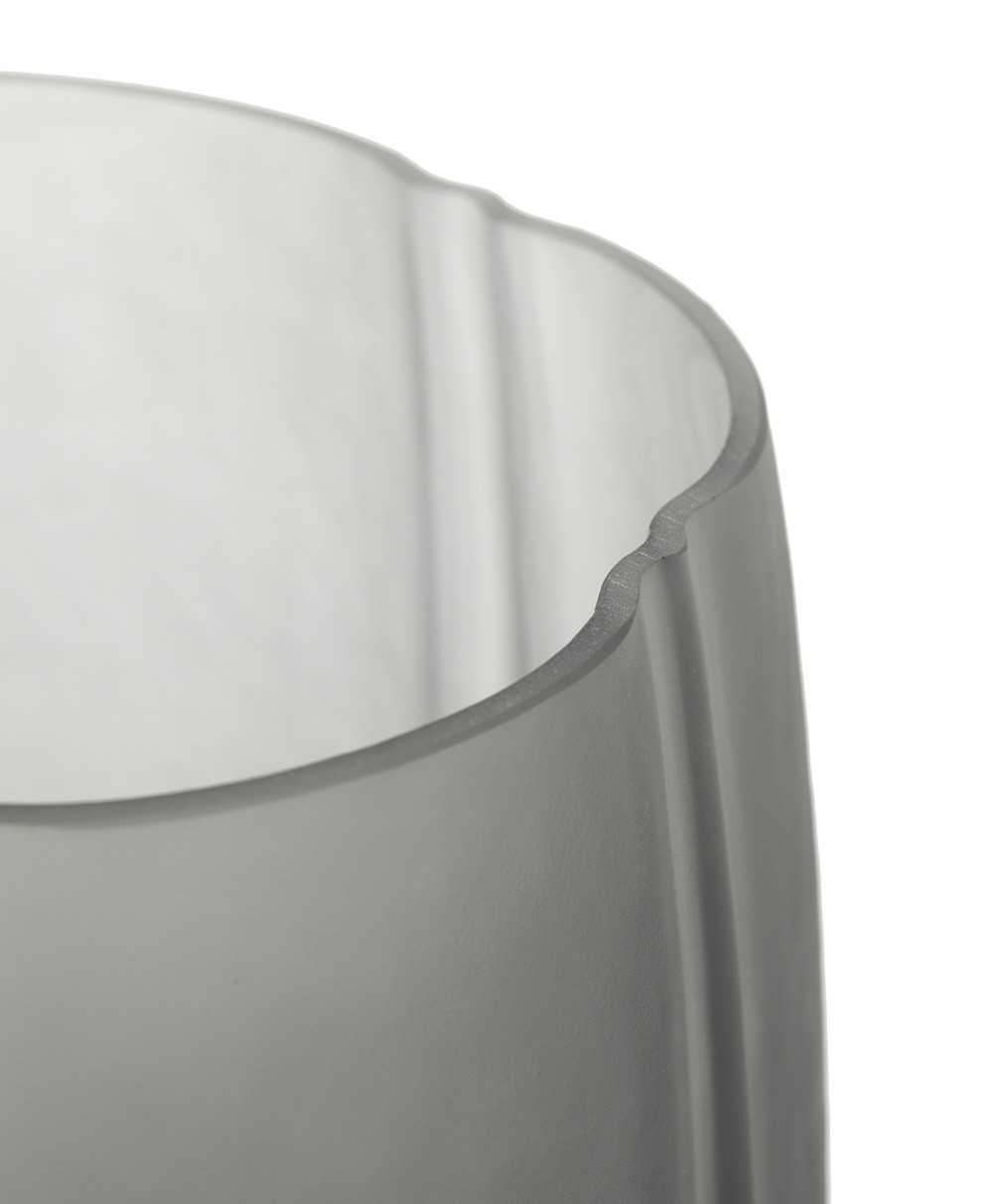 Hier abgebildet ist Vase Shapes grau von  Antonio Sciortino mit Serax - RAUM concept store
