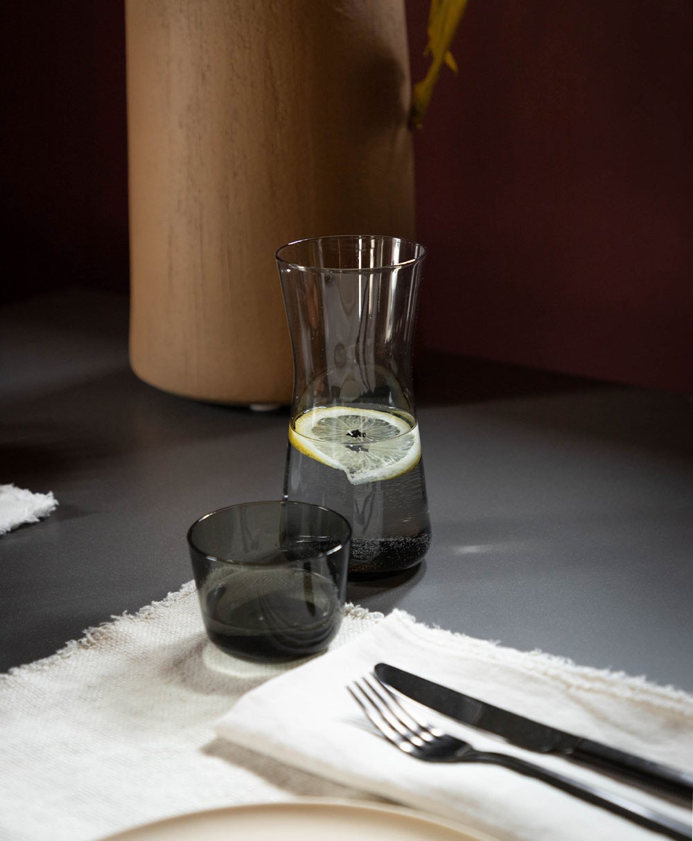 Hier abgebildet Karaffe und Glas CENA von Serax - RAUM concept store
