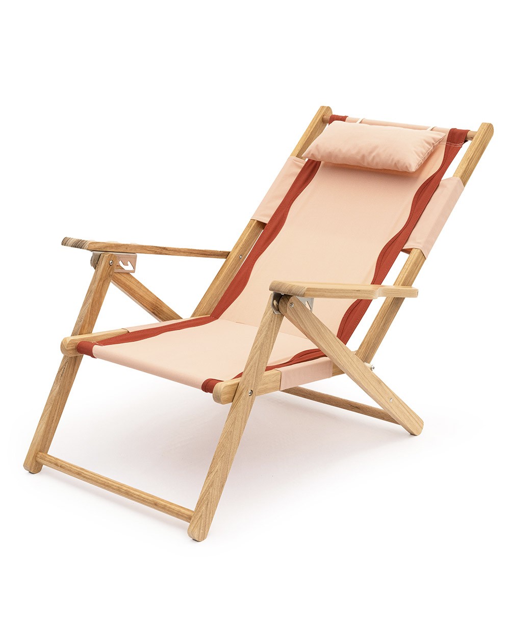Hier abgebildet ist der The Tommy Chair in Rivie Pink von Business & Pleasure Co. – im RAUM concept store