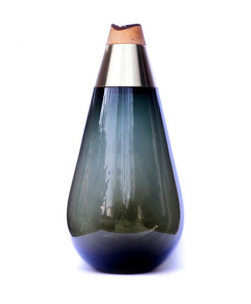 Hier sehen Sie ein Produktfoto der Vase Scarabee in Blue von Utopia & Utility at RAUM concept store