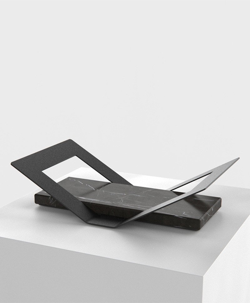 Hier sehen Sie ein Bild des schwarzen BOOK STAND Buchständer aus Marmor und Stahl von Fold Furniture im RAUM concept store.