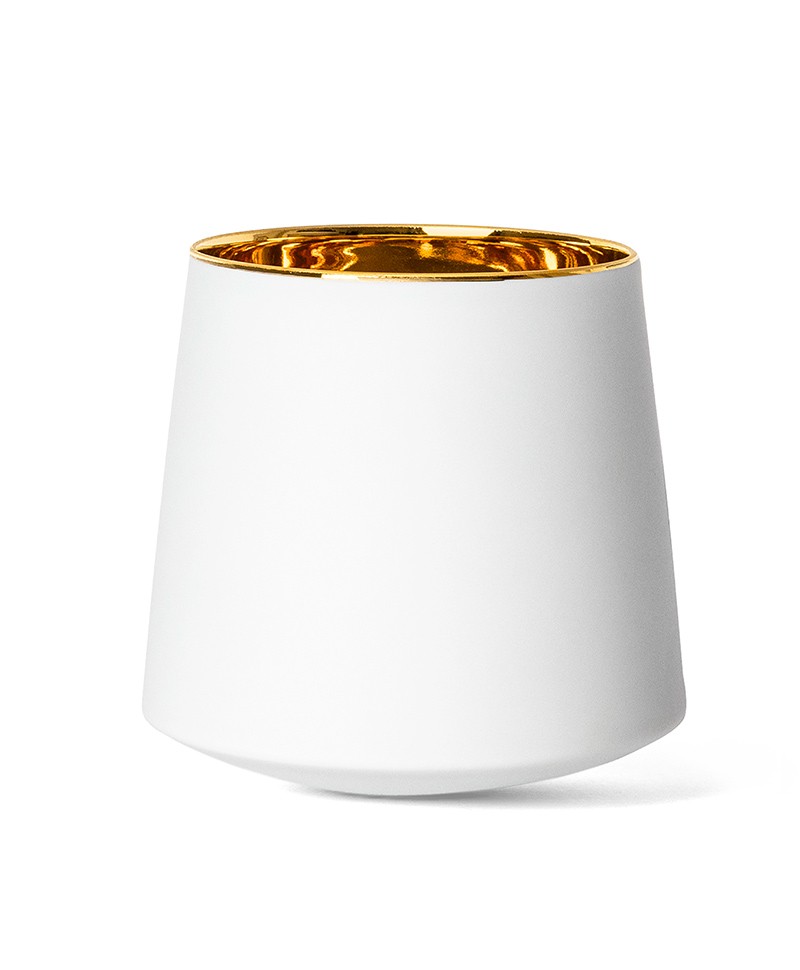 Hier ist das Produktbild des Rotweinbecher Grand Cru Gold in der Farbe weiss mattsatiniert zu sehen – im Onlineshop RAUM concept store