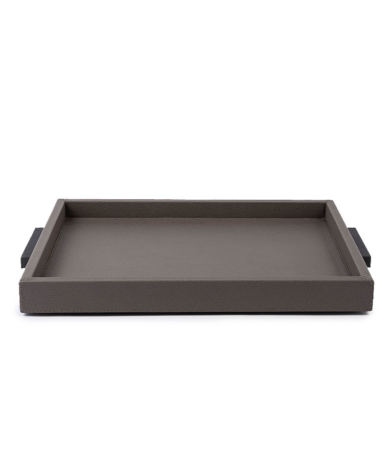 Hier abgebildet ist das Deco Tray aus Kalbsleder medium in smoke bronze von GioBagnara – im RAUM concept store