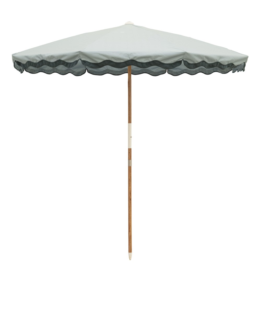 Der Sonnenschirm Amalfi Beach Umbrella  im Rivie Green Design aus der 2024 Sommer Kollektion von Business & Pleasure im RAUM concept store.