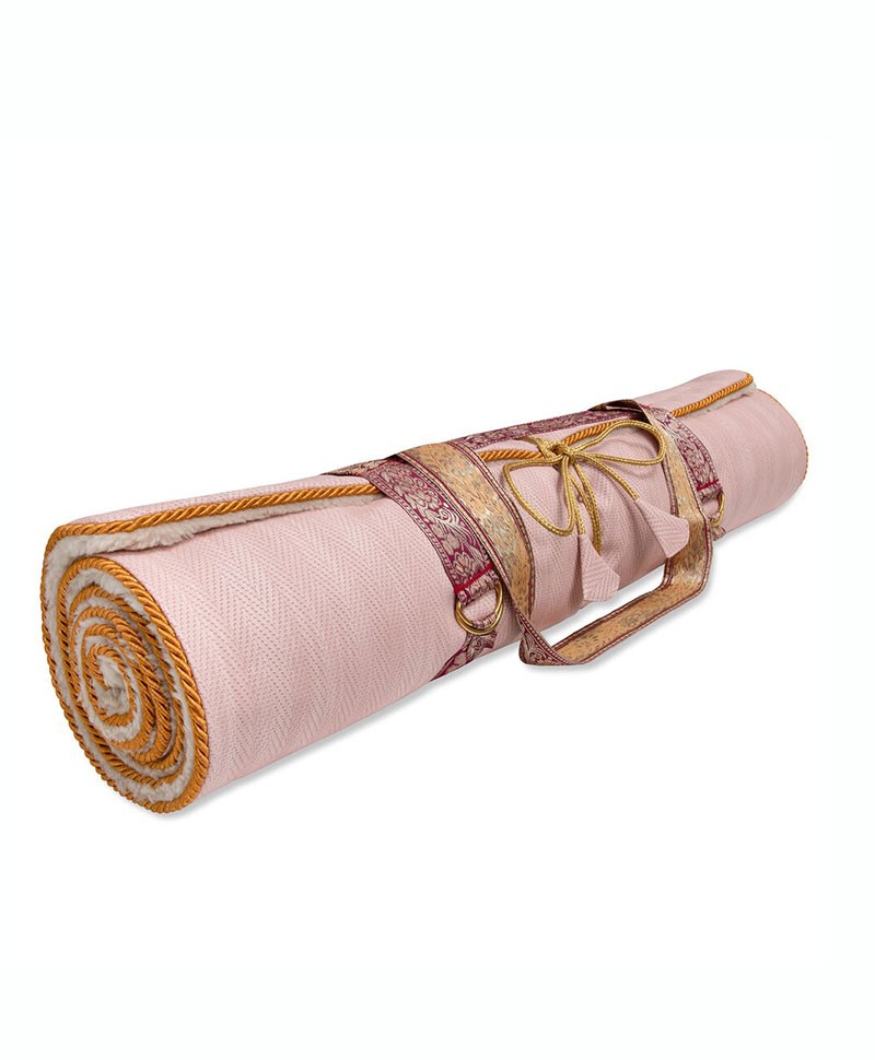 Hier sehen Sie: Luxuriöse Yogamatte von Holistic Silk