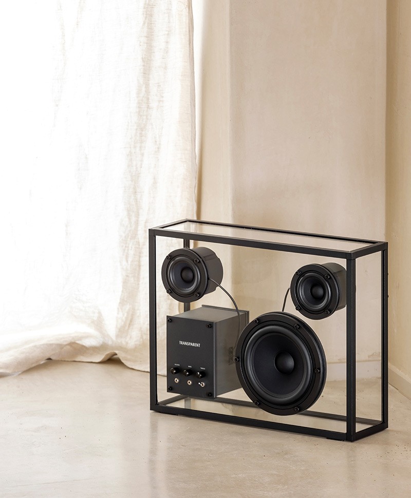 Hier ist ein Moodfoto des großen Transparent Speakers in der Farbe Black von der Marke Transparent Sound zu sehen – im Onlineshop RAUM concept store