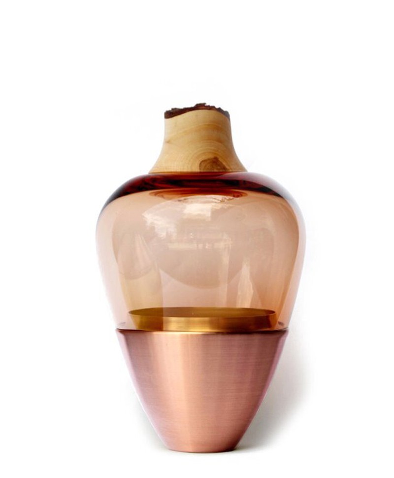 Dieses Produktbild zeigt die Glasvase India 1 in peach von Utopia & Utility im RAUM concept store.