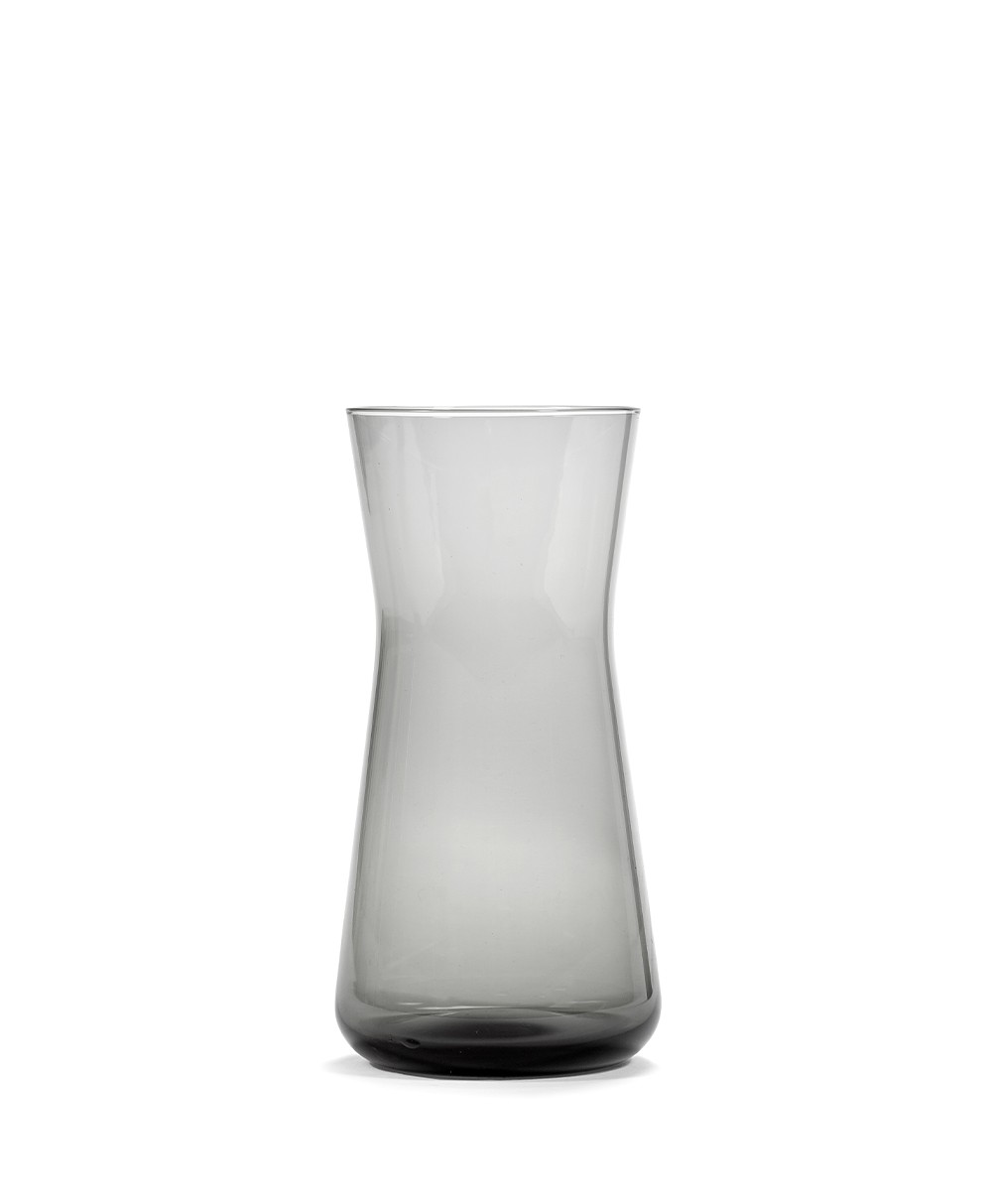 Die Karaffe CENA aus Glas in smoky grey von Serax aus der Kollektion von Vincent Van Duysen im RAUM concept store