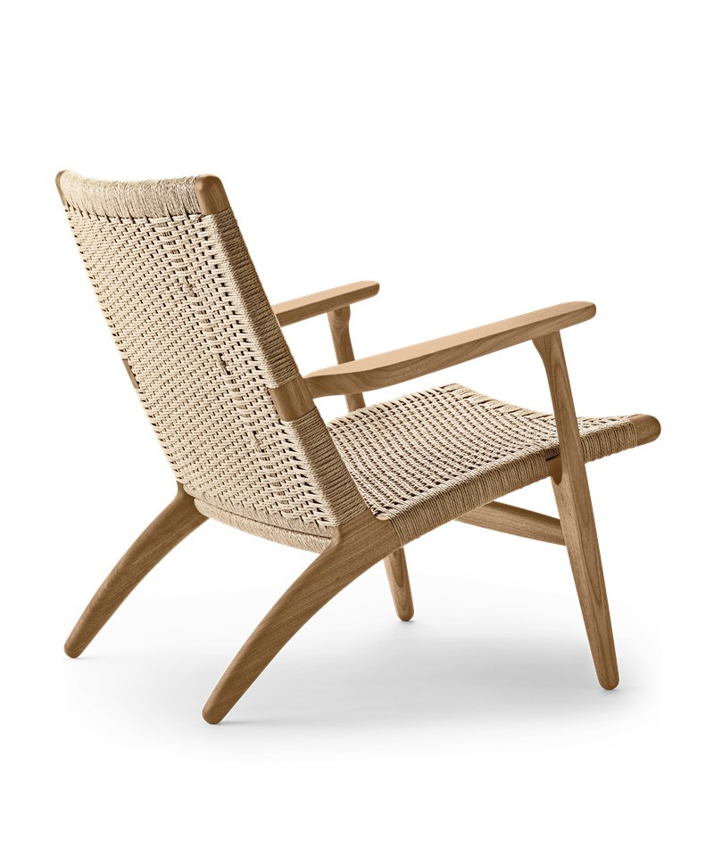 Hier abgebildet ist der Lounge Chair CH25 von Carl Hansen & Sons – im RAUM concept store