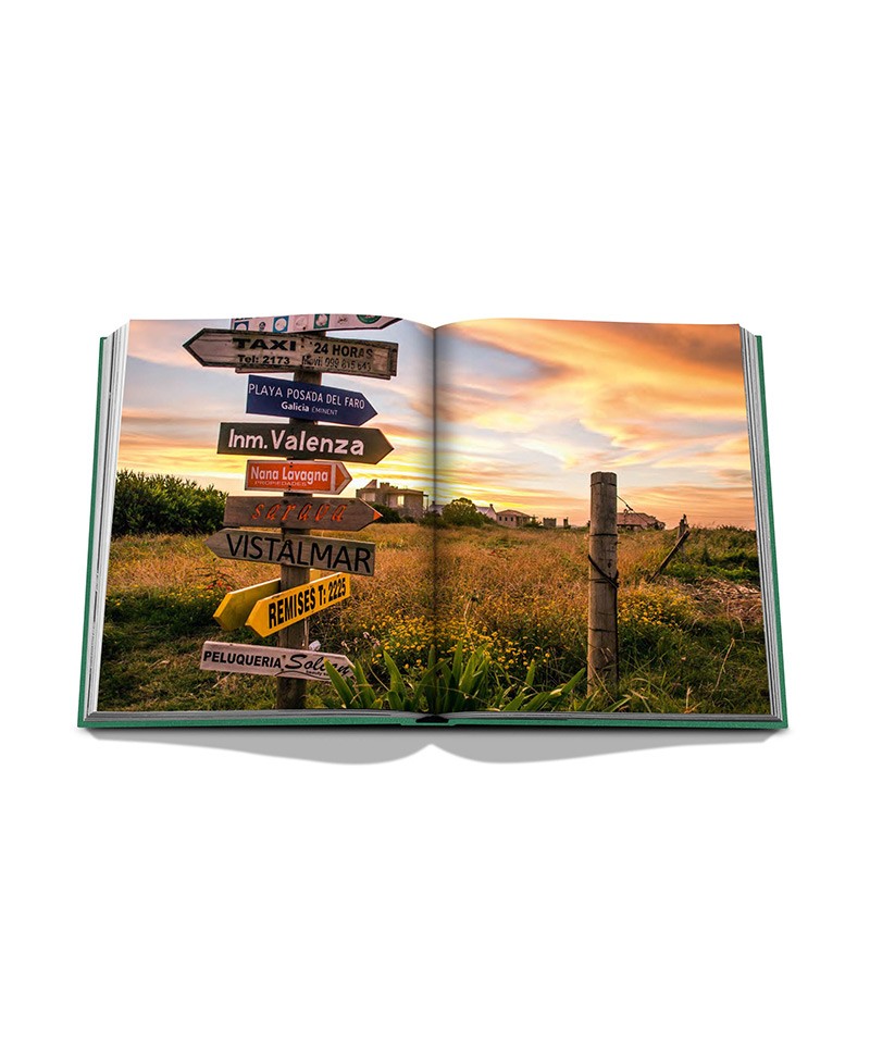 Hier abgebildet ist eine Doppelseite des Travel Books Punta del Este von Assouline – im Onlineshop RAUM concept store