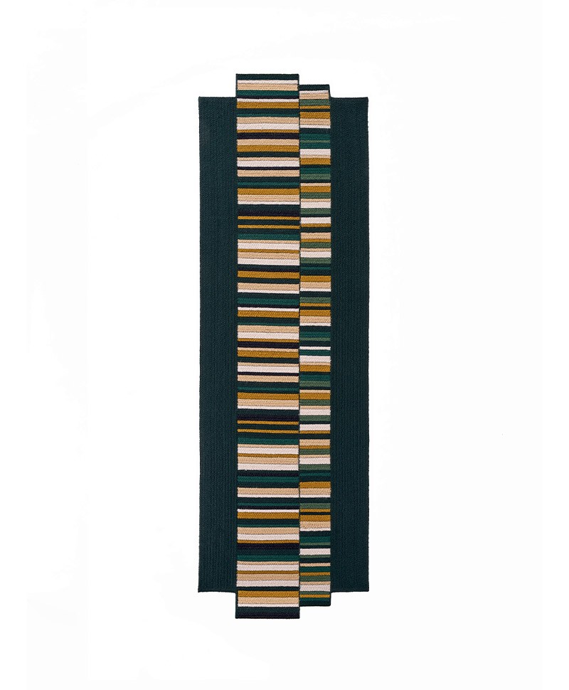 Das Produktbild zeigt den langen Outdoor Teppich Abbey Road in der Farbe Cedre von Élitis im RAUM concept store