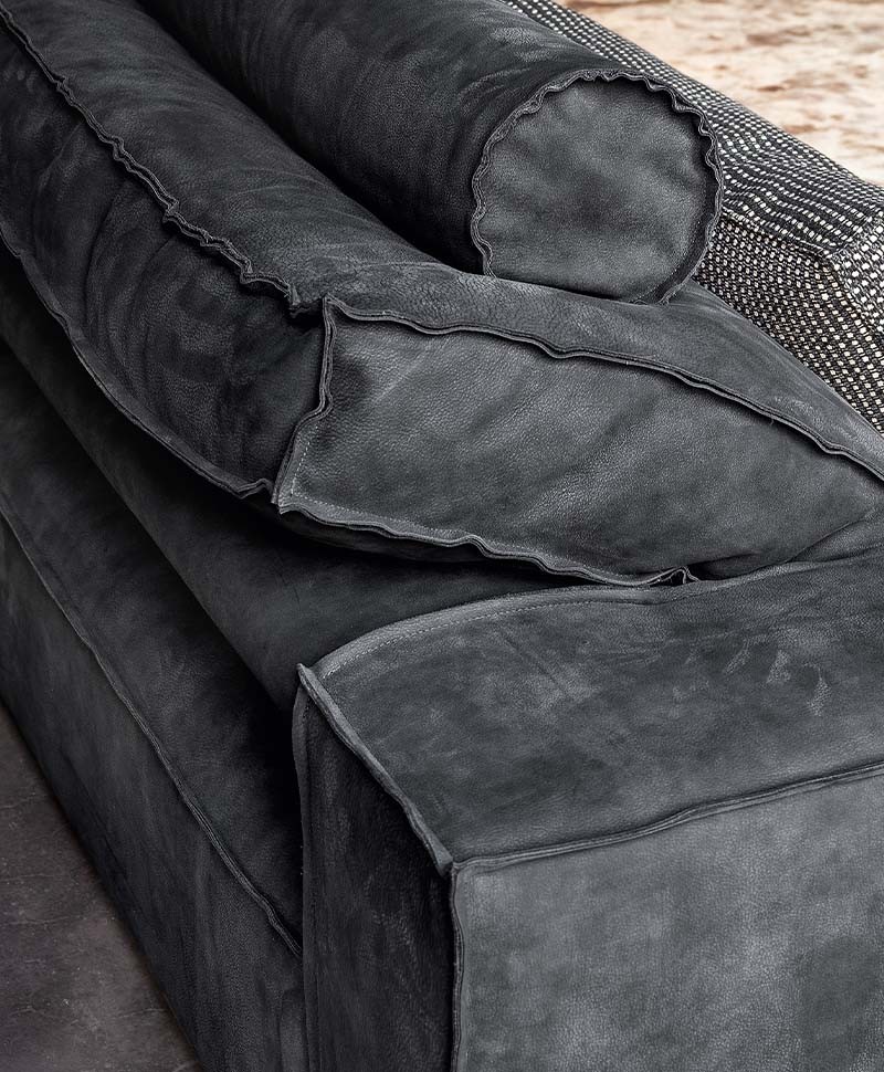 Ein anthrazites Sofa von Flexteam im italienischen Design