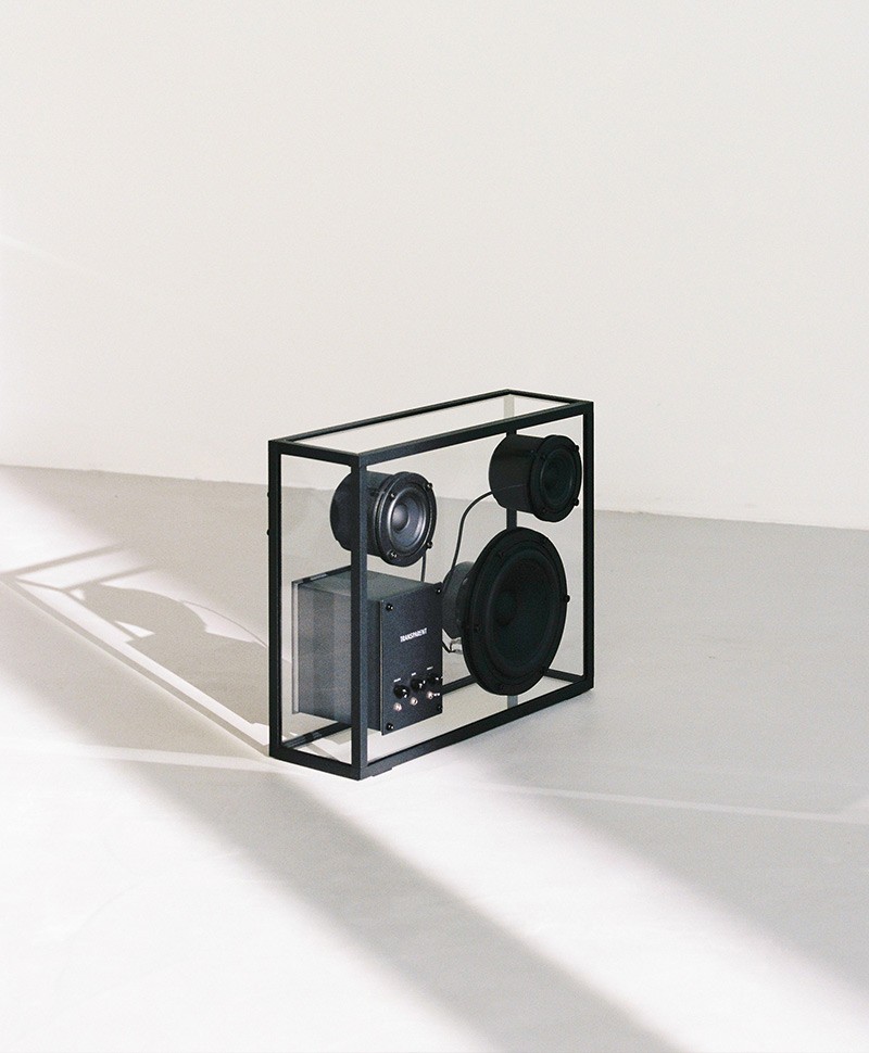 Hier ist ein Moodfoto des großen Transparent Speakers in der Farbe Black von der Marke Transparent Sound zu sehen – im Onlineshop RAUM concept store
