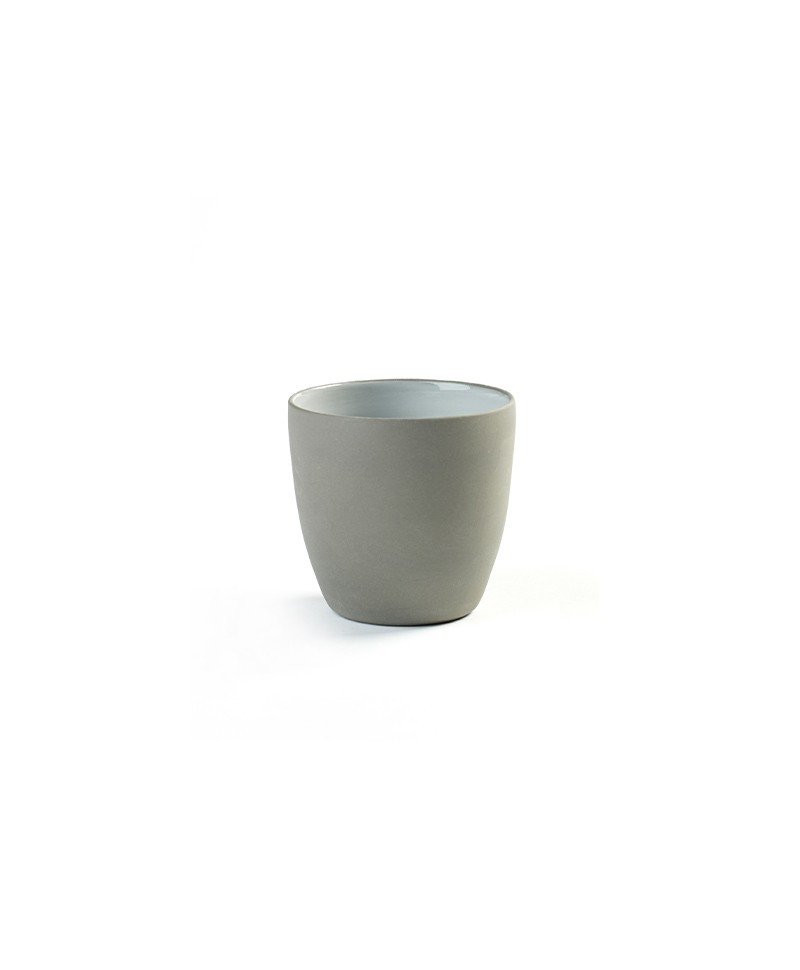Hier sehen Sie den Coffee-Cup von der Marke Serax aus der DUSK Kollektion – im Onlineshop RAUM concept store