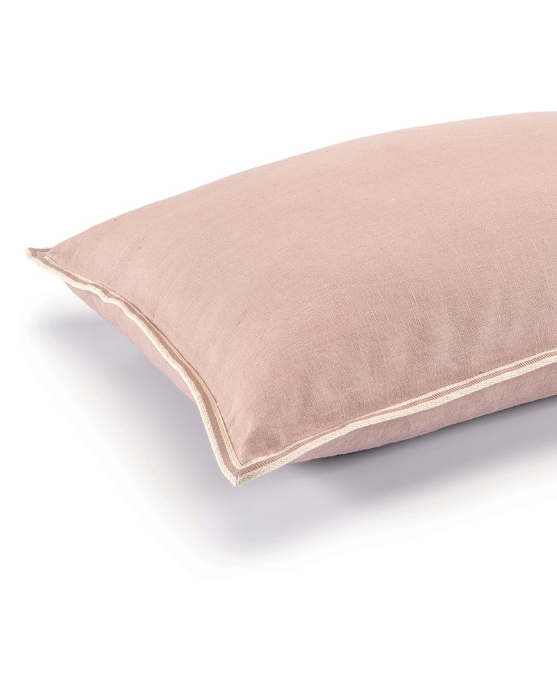 Das Produktbild zeigt das Kissen Philia in der Farbe sweet pink – im RAUM concept store