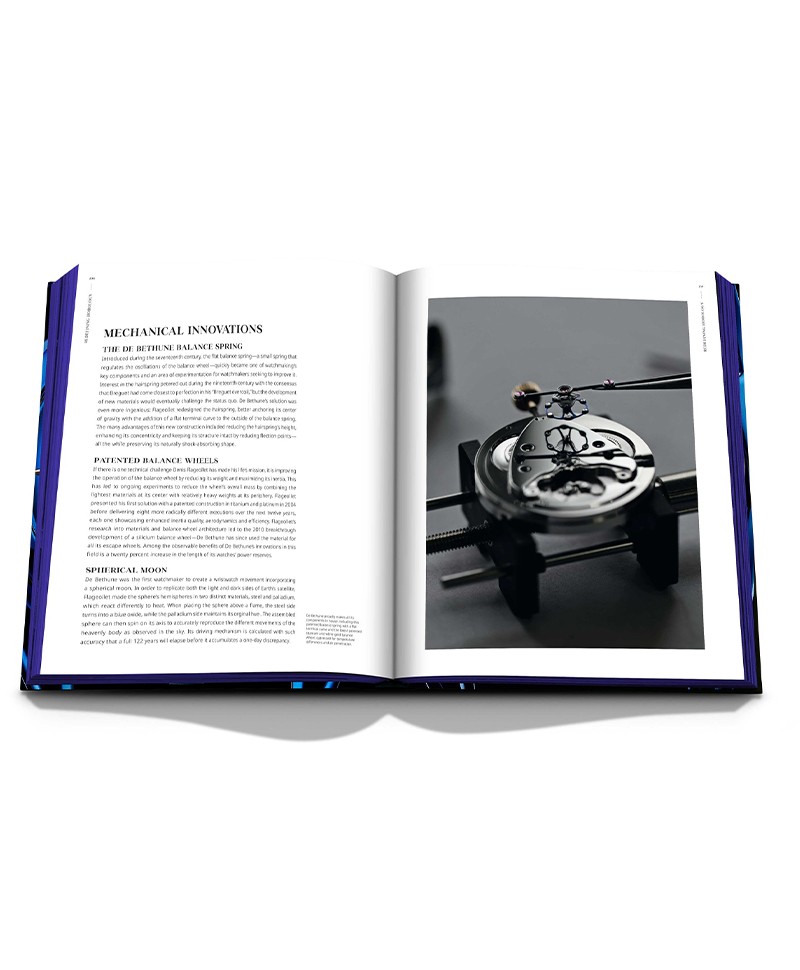 Hier abgebildet ist eine Doppelseite des Bildbandes De Bethune: The Art of Watchmaking von Assouline – im Onlineshop RAUM concept store