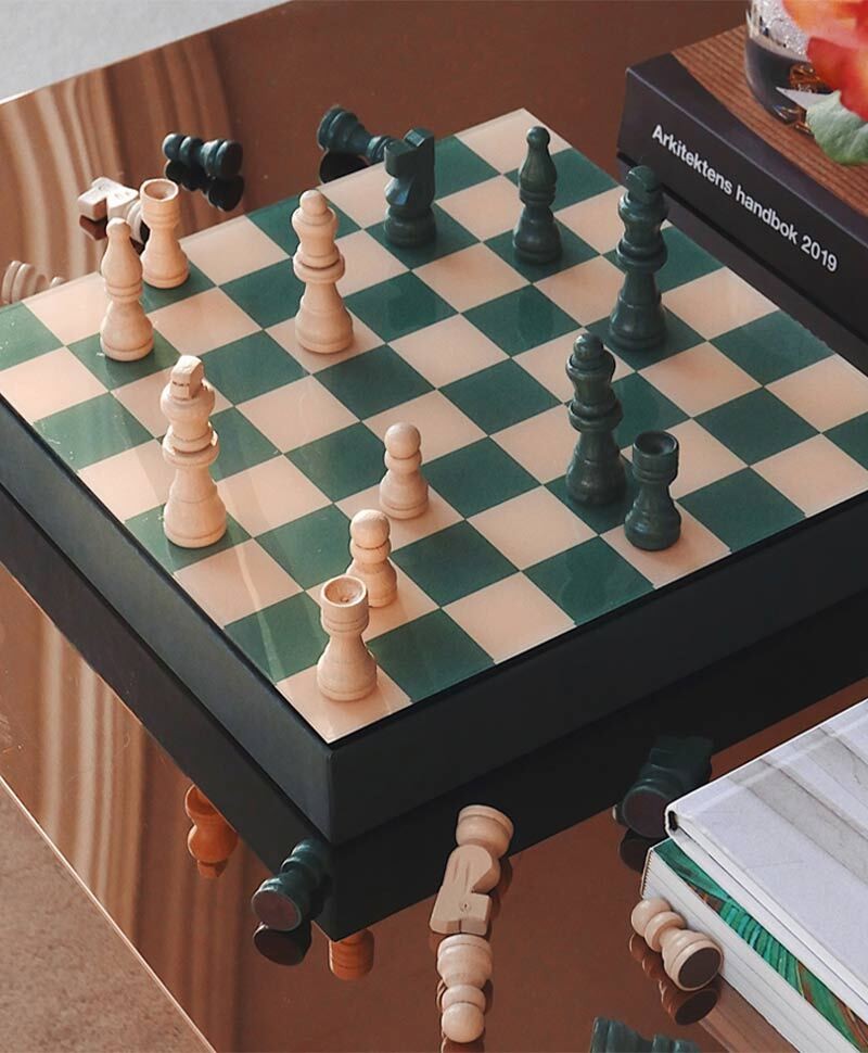 Hier sehen Sie: No. 1 Classic Chess - Coffee Table Games%byManufacturer%