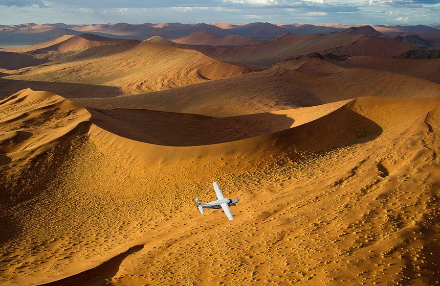 Flugzeug über der Wüste Namibias