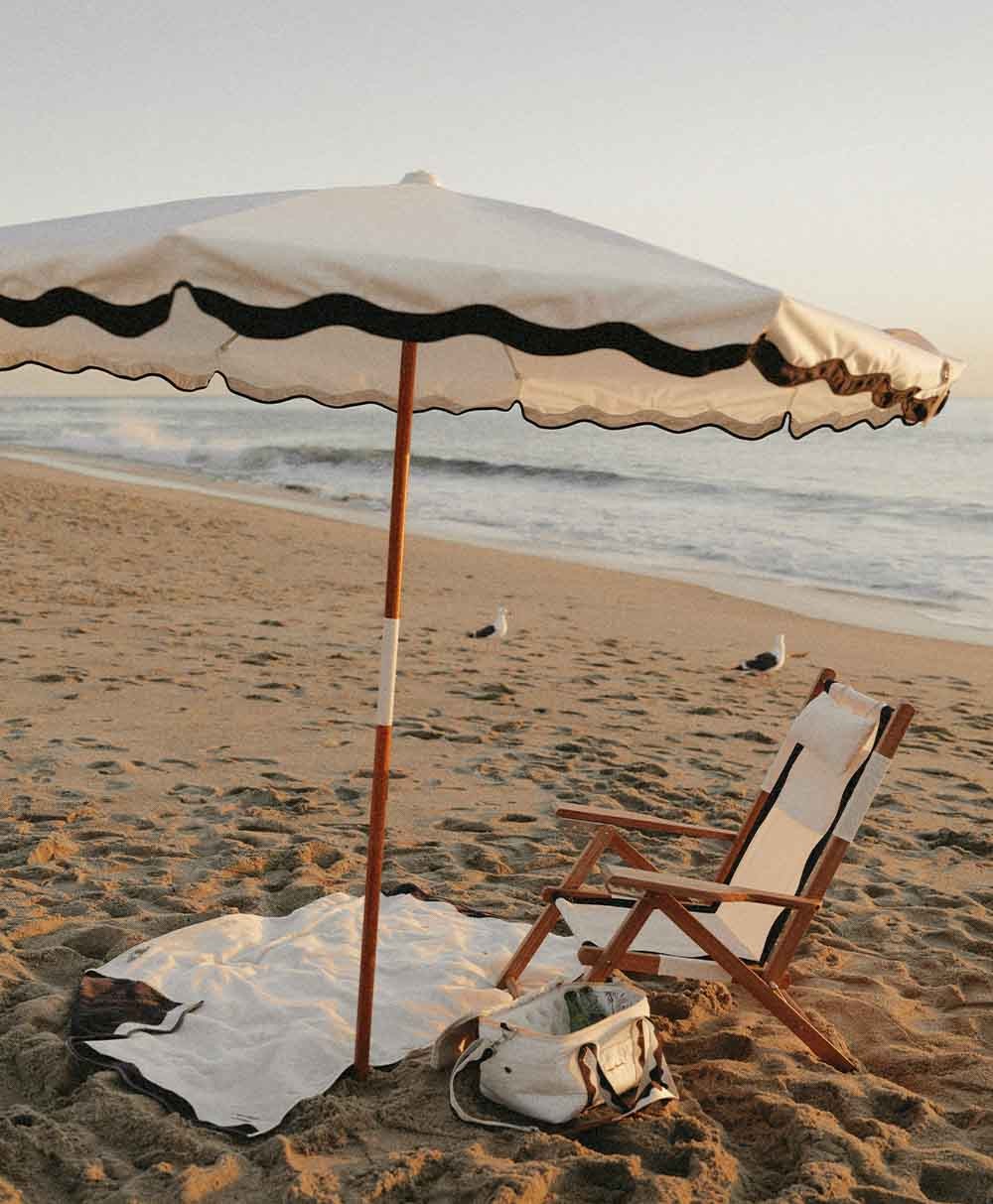 Moodbild zum Strandtuch „Beach Towel“ in der Farbe Rivie White aus der 2024 Sommer Kollektion von Business & Pleasure im RAUM concept store.