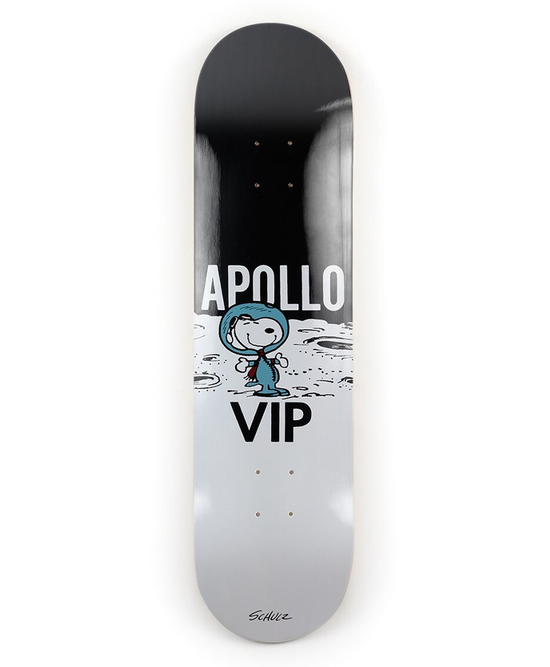 Dieses Produktbild zeigt das Skateboard Kunstobjekt x Schulz Peanut Apollo VIP white von The Skateroom im RAUM concept store.