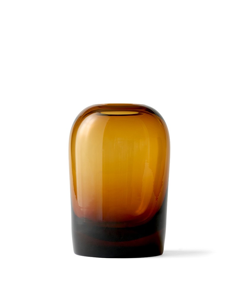 Hier sehen Sie ein Foto der Troll Vase von Menu in amber in L