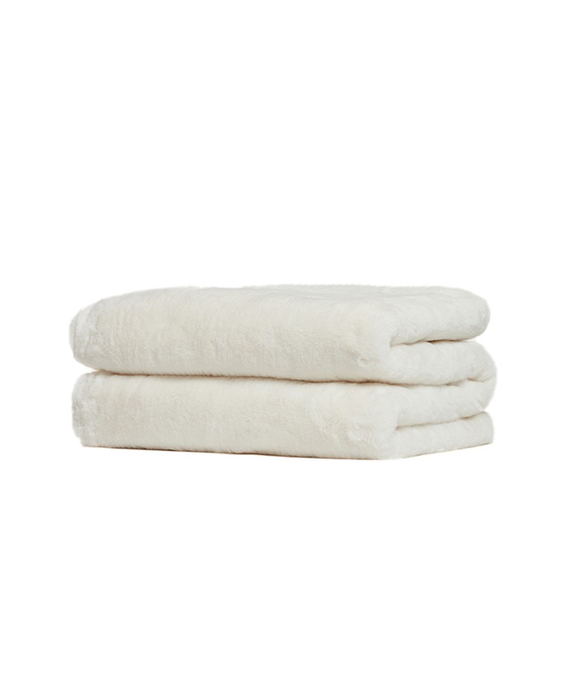 Das Produktfoto zeigt die Decke Brady von der Marke Apparis in der Farbe ivory – im Onlineshop RAUM concept store