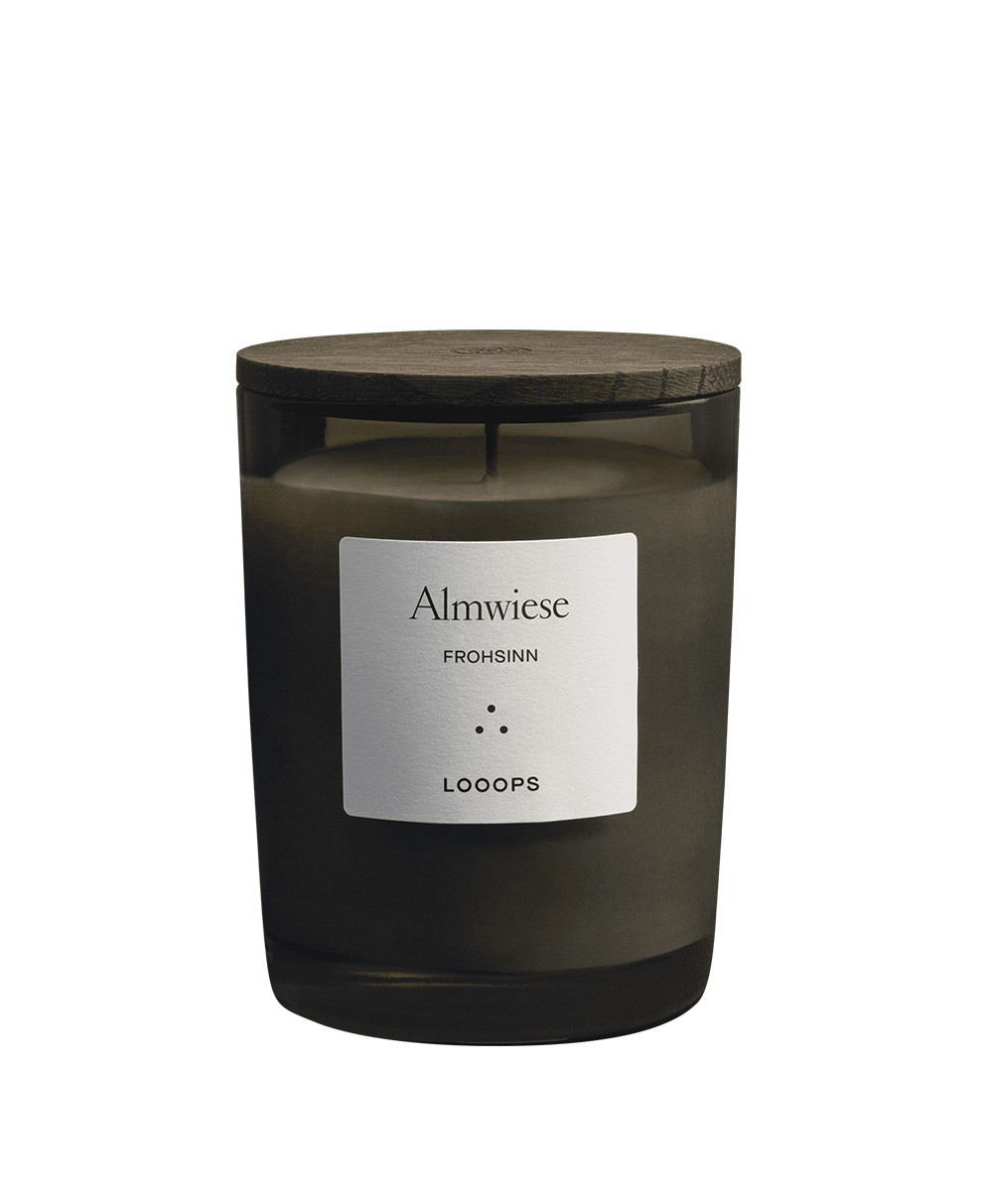 Das Produktbild zeigt die Duftkerze „Almwiese“ in der Größe 250g von Looops - RAUM concept store