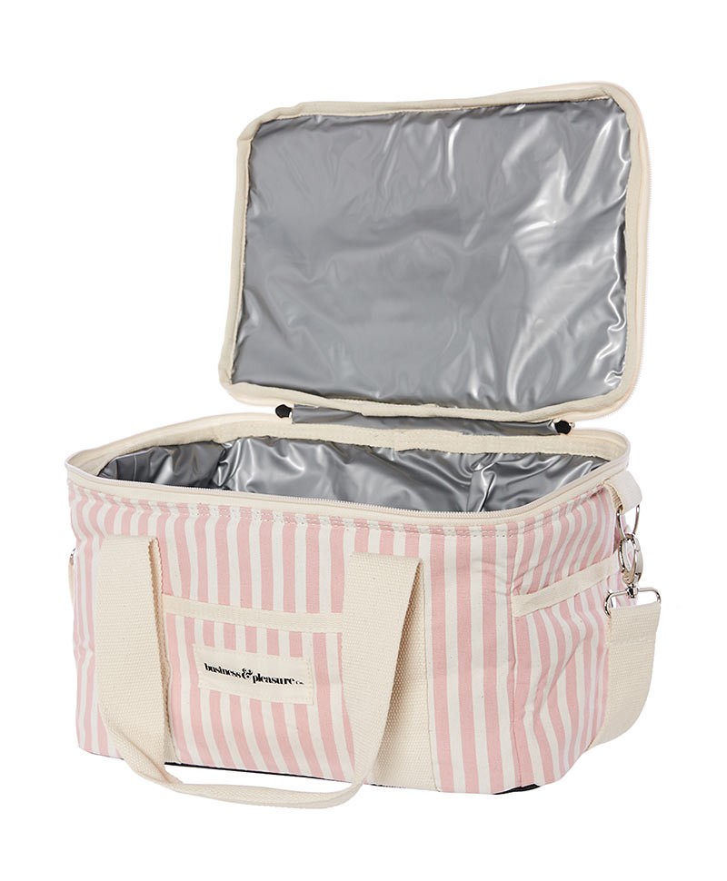 Hier abgebildet ist die Kühltasche Tote Bag in lauren´s pink stripe von Business & Pleasure Co. – im RAUM concept store