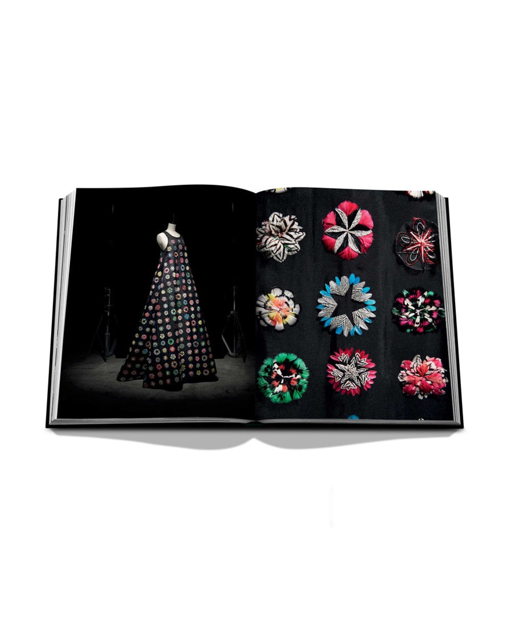 Aufgeschlagene Seite des Bildbands „Dior by Raf Simons“  von Assouline im RAUM concept store 