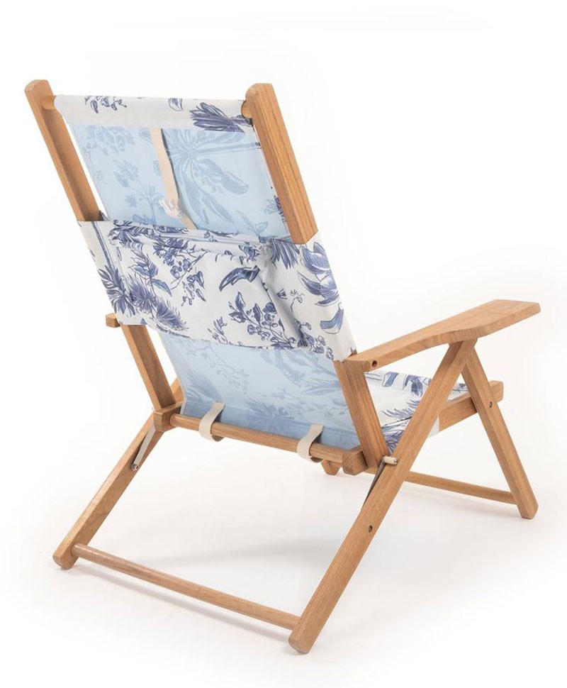 Hier abgebildet ist der The Tommy Chair in chinoiserie blue von Business & Pleasure Co. – im RAUM concept store