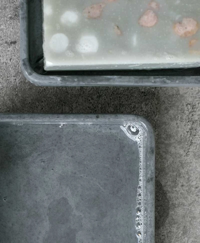 Hier abgebildet die Seifenschale in grau von der Brand Frompoet - RAUM concept store