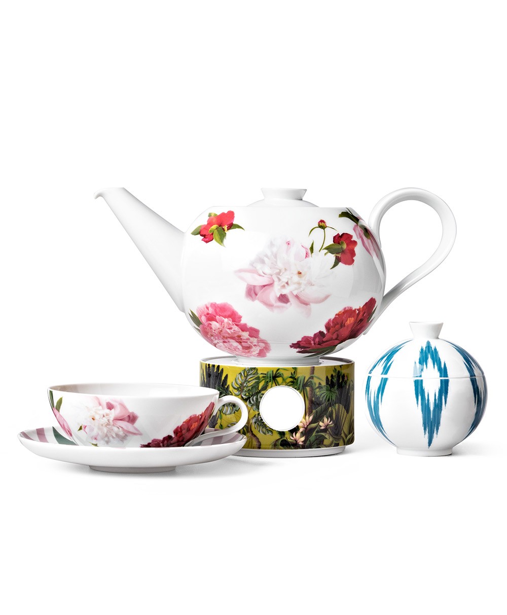 Gruppenbild, das die Teekanne mit Stövchen, die Zuckerdose, sowie die Teetasse mit Untertasse der Paraiso-Serie von Sieger by Fürstenberg zeigt