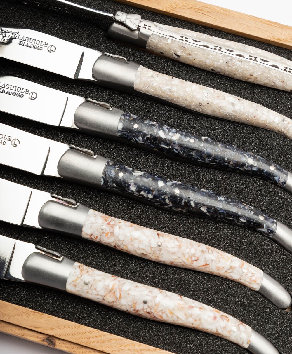 Hier abgebildet ist das Steakmesser-Set Muschelschalen von Laguiole en Aubrac – im Onlineshop RAUm concept store