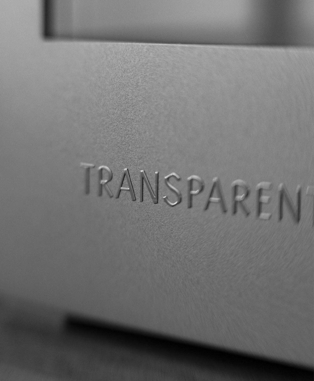 Hier ist eine Detailansicht des kleinen Transparent Speakers in der Farbe Metal (grau) von der Marke Transparent Sound zu sehen – im Onlineshop RAUM concept store