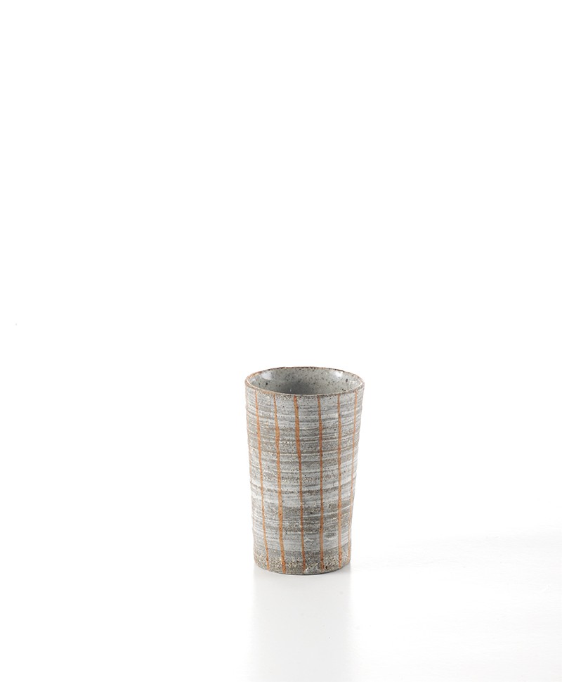 Hier sehen Sie: Handgefertigter Keramik-Becher klein von Christine Wagner