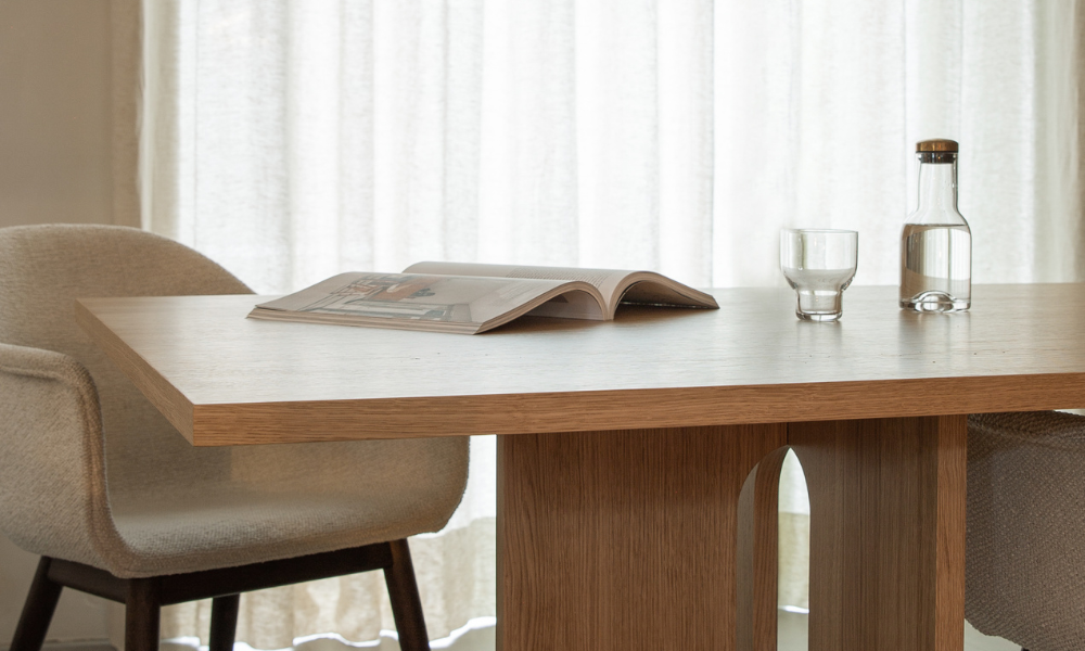 Headerbild, das einen Essbereich in hellen Farbtönen zeigt - auf dem Tisch liegt ein aufgeschlagenes Buch, daneben steht ein Glas und eine Wasserflasche