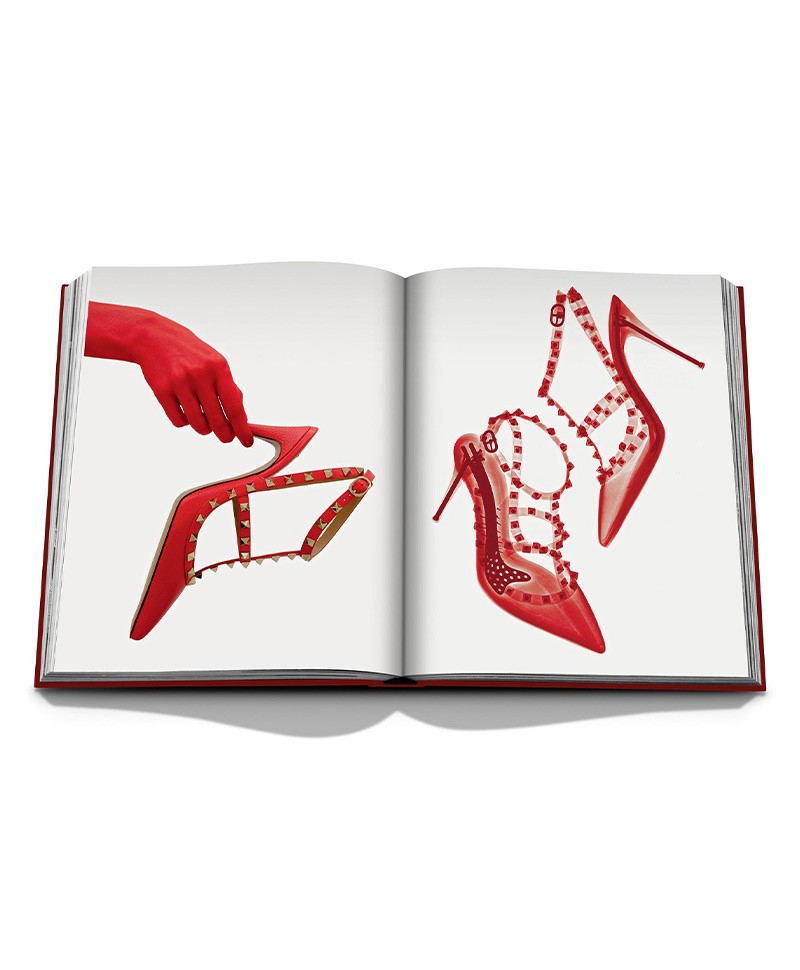 Einblick in den Bildband Valentino Rosso von Assouline im RAUM concept store