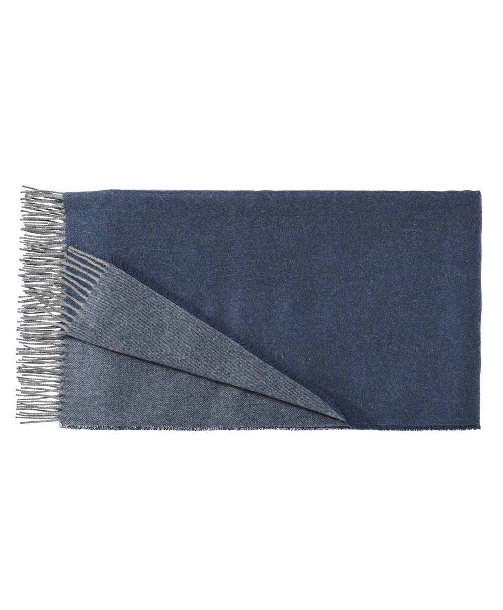 Hier abgebildet ist die Aspen Decke aus 100% Kaschmir von Christian Fischbacher – im RAUM concept store