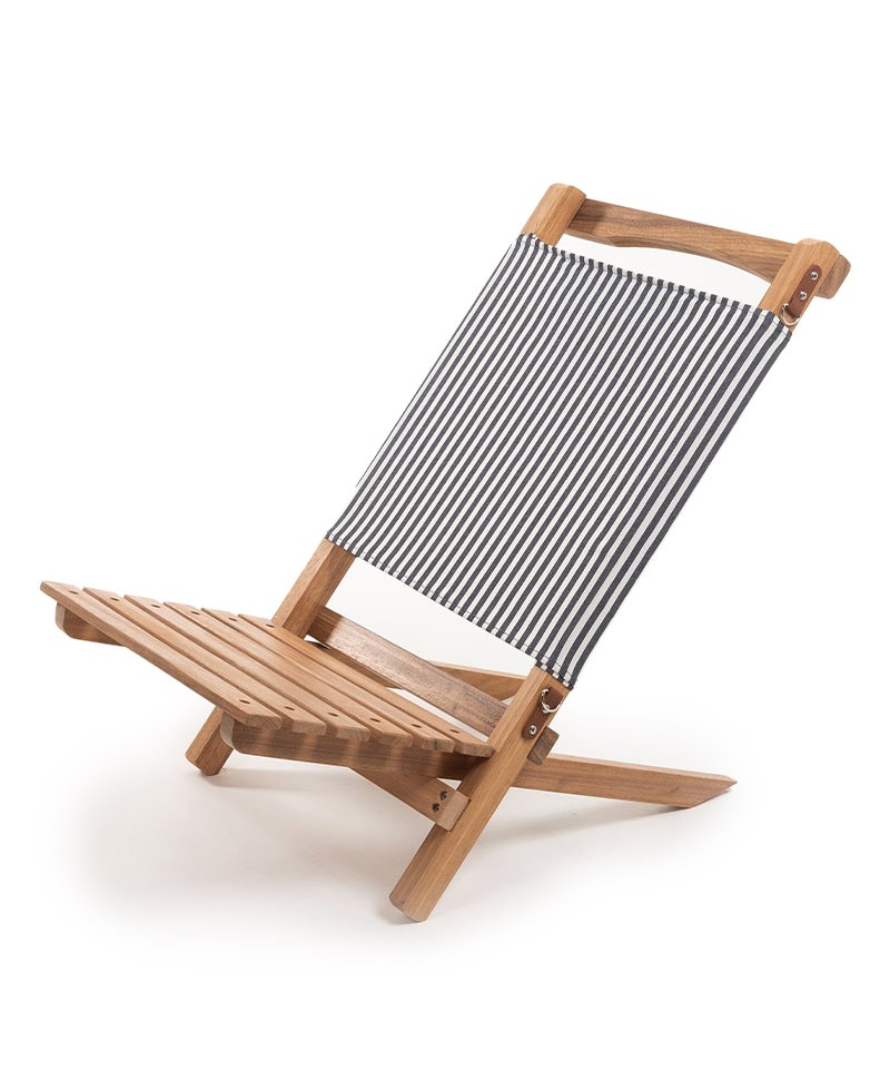 Hier abgebildet ist der The 2-Piece Chair in lauren´s navy stripe von Business & Pleasure Co. – im RAUM concept store