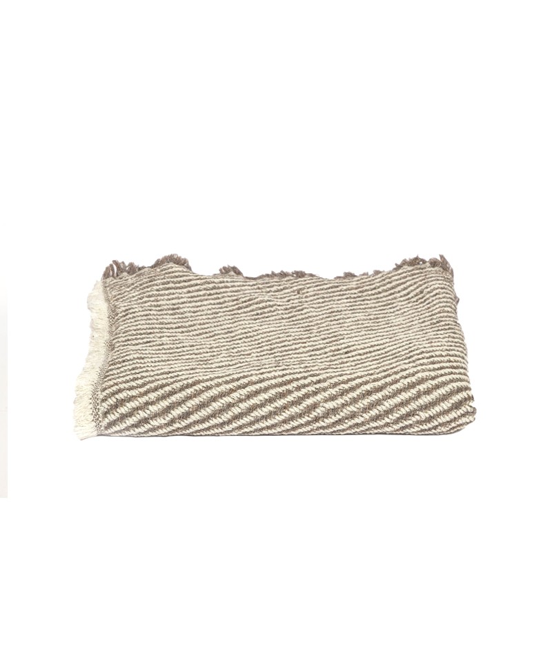 Hier abgebildet ist das Strandhandtuch aus Japan-Swell in brown von Kenkawai – im RAUM concept store