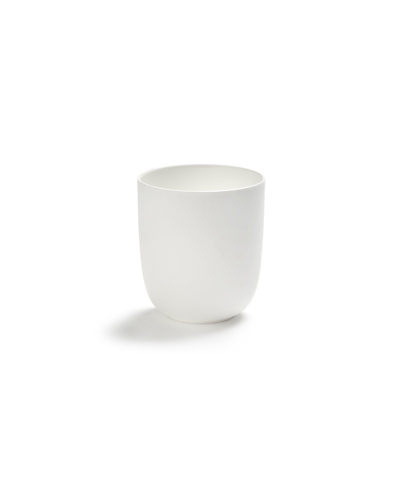 Hier sehen Sie die Tasse Base aus der Kollektion von Piet Boon von Serax im RAUM concept store.