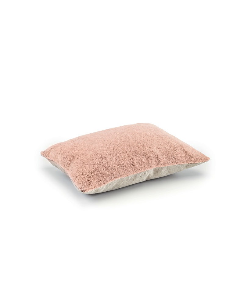 Das Produktbild zeigt das Wollsamt-Kissen Wool Plush in der Farbe Rose Poudre von Élitis im RAUM concept store
